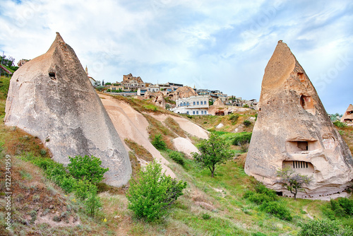 Obraz na płótnie Unique fairy chimneys and charming homes in Cappadocia's enchanting landscape at sunset w salonie