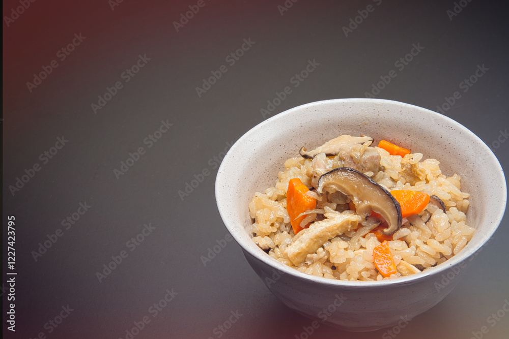 お正月に残ったお餅と米を一緒に炊き込んだ、うまみたっぷりの五目御飯