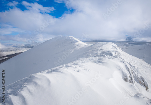 Obraz na płótnie Campo Felice, Italy - The suggestive plateau peak in Abruzzo region, Monte Puzzillo and Morretano summit mount range, during the winter with snow and alpinists in altitude w salonie