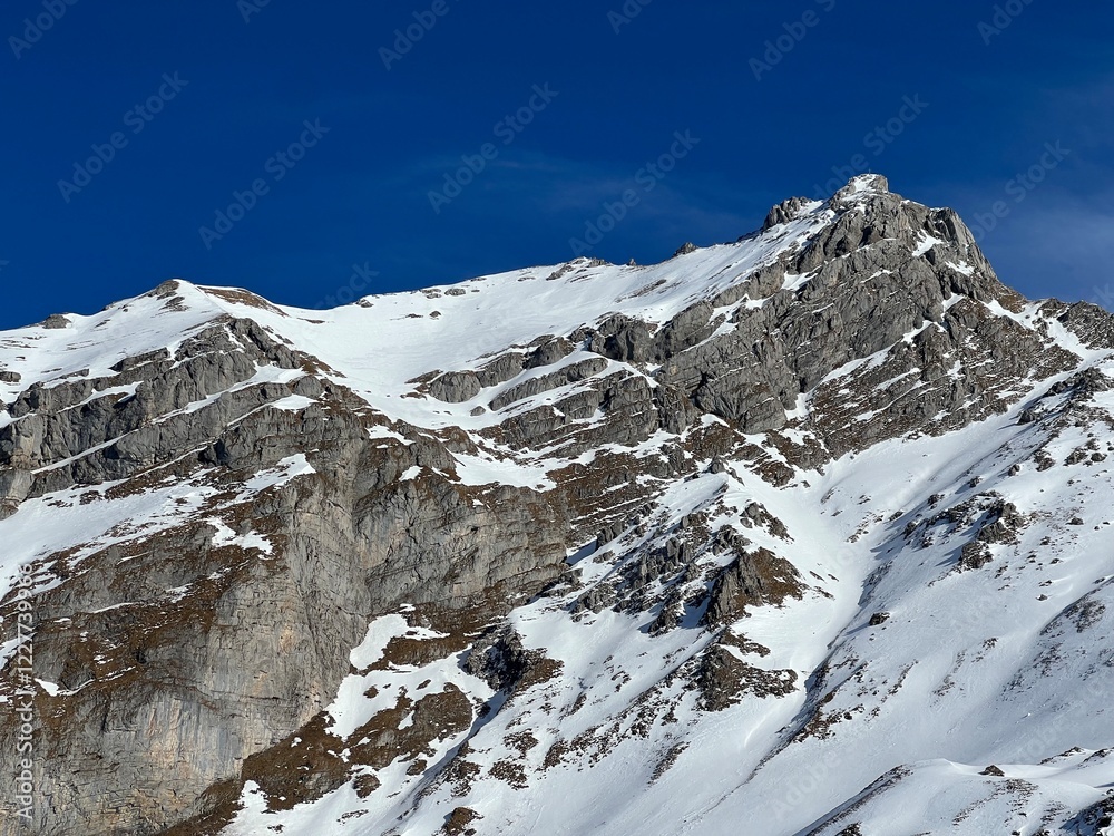 Beautiful sunlit and snow-capped alpine peaks above the Swiss tourist sports-recreational winter resort of Engelberg - Canton of Obwalden, Switzerland (Kanton Obwald, Schweiz) Beautiful sunlit and snow-capped alpine peaks above the Swiss tourist sports-recreational winter resort of Engelberg - Canton of Obwalden, Switzerland (Kanton Obwald, Schweiz)