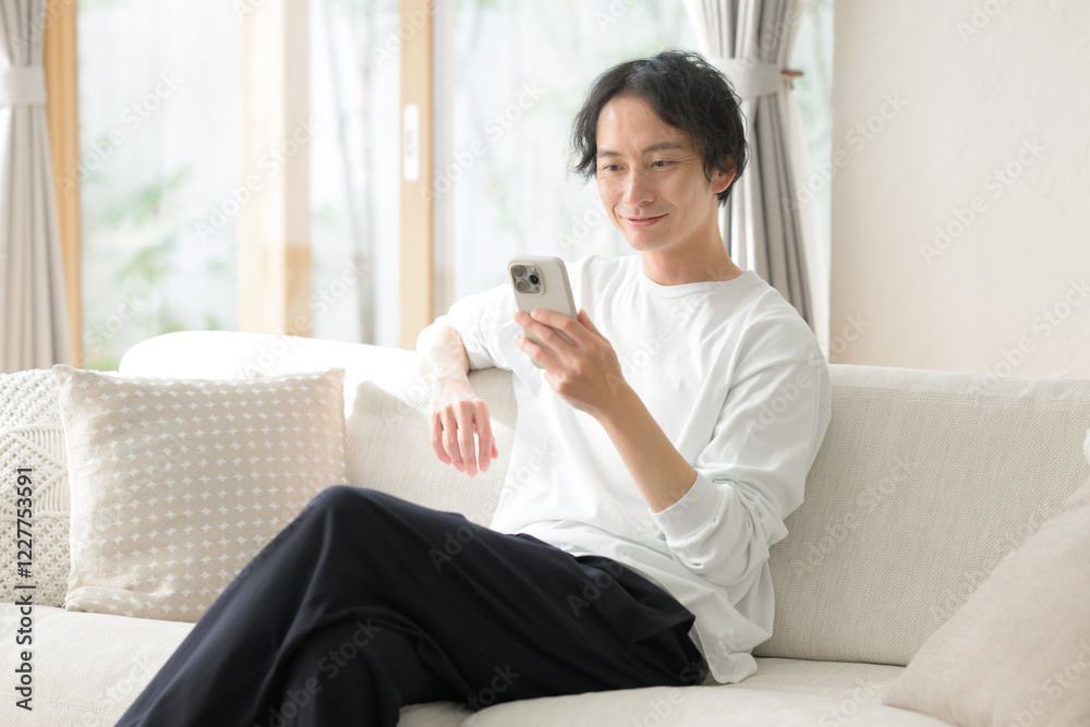 スマートフォンを操作する男性 スマートフォンを操作する男性