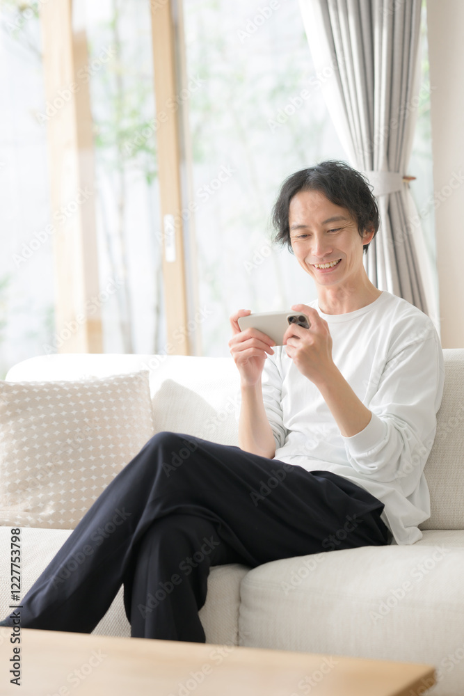 スマホを見る男性 スマホを見る男性