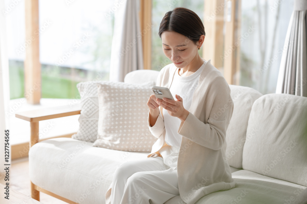 スマホを見る女性