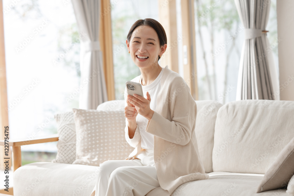 スマホを見る女性