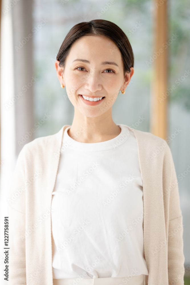 綺麗な白い歯のミドル女性 綺麗な白い歯のミドル女性