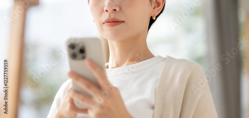 Tableau sur toile 真剣な眼差しでスマホを見る女性