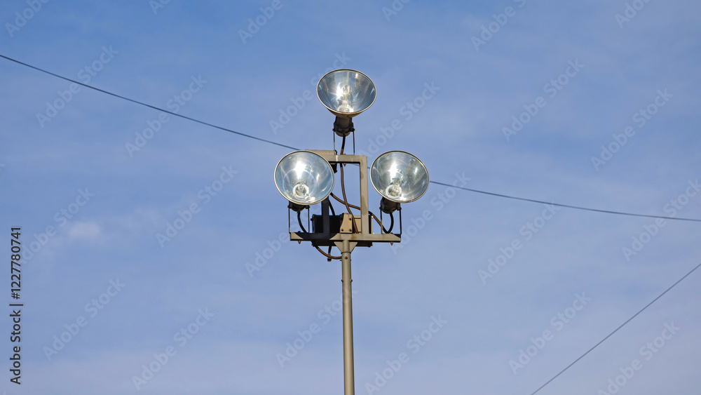 Powerful Light Incandescent Light Bulb Reflectors at Pole for Landmark Building Illumination Powerful Light Incandescent Light Bulb Reflectors at Pole for Landmark Building Illumination