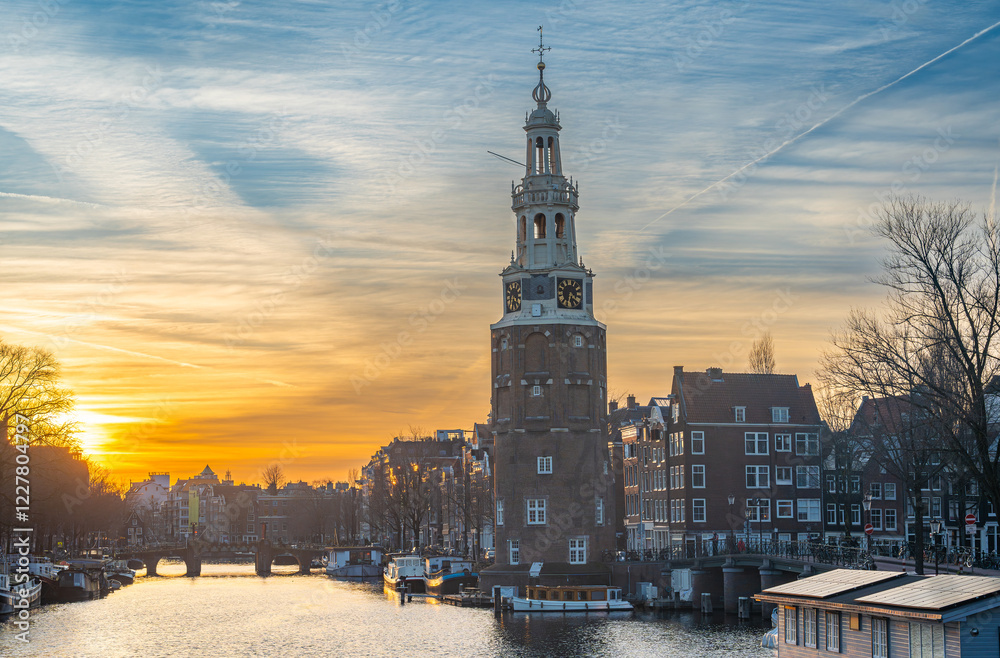 Obraz premium Canals of Amsterdam and the iconic Montelbaan tower by sunset