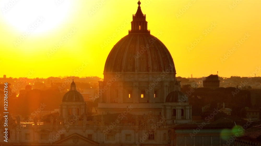 Fototapeta premium La cupola della Basilica di San Pietro al tramonto. Roma, Italia. Primo piano controluce della cupola di San Pietro. Immagine evocativa per il giubileo.