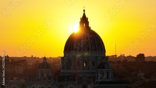 La cupola della Basilica di San Pietro al tramonto. Roma, Italia.
Primo piano controluce della cupola di San Pietro. Immagine evocativa per il giubileo. photo