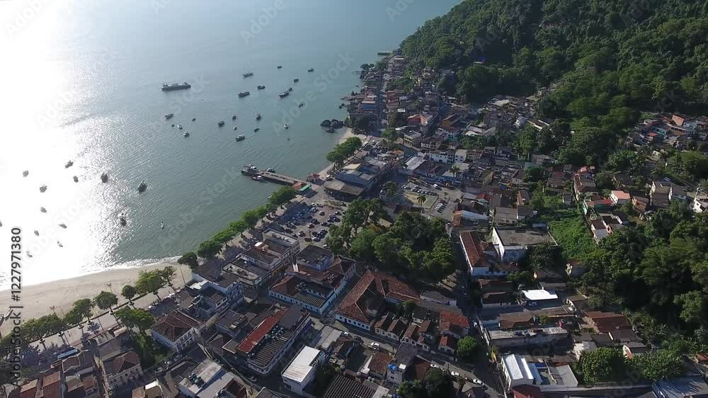 Imagens aéreas de Mangaratiba, capturadas com a câmera lateral, oferecem uma perspectiva dinâmica e envolvente da cidade. O drone sobrevoa as ruas e paisagens locais, revelando a harmonia entre a urba