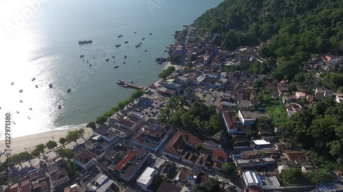 Imagens aéreas de Mangaratiba, capturadas com a câmera lateral, oferecem uma perspectiva dinâmica e envolvente da cidade. O drone sobrevoa as ruas e paisagens locais, revelando a harmonia entre a urba photo