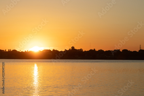 El sol en el horizonte antes del atardecer