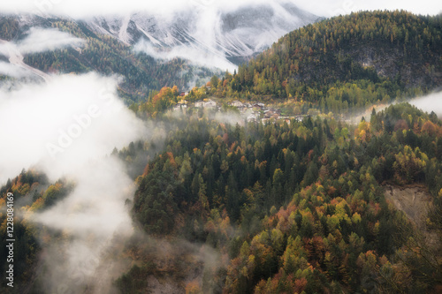 Paese avvolto nella nebbia