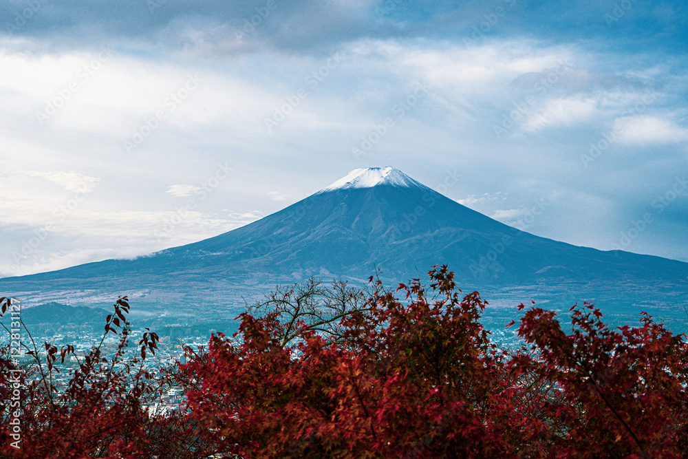 Obraz premium Mount Fuji in the morning dusk on an autumn day