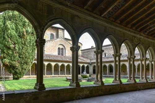 Les colonnes géminées du cloitre de l'abbaye de Saint Hilaire dans l'Aude. photo