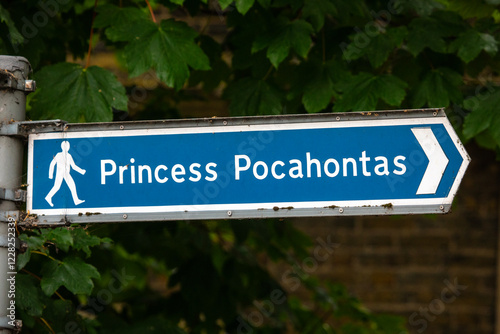 Εκτύπωση καμβά Sign for the Princess Pocahontas Statue in Gravesend, Kent