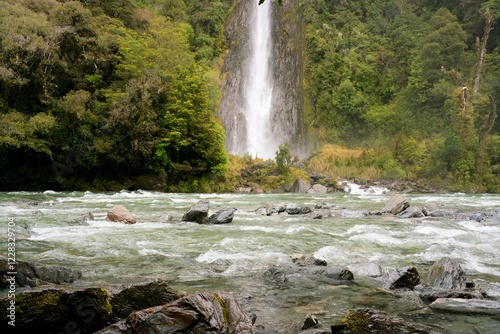 Foto Thunder Creek Falls in Mount Aspiring National Park, New Zealand