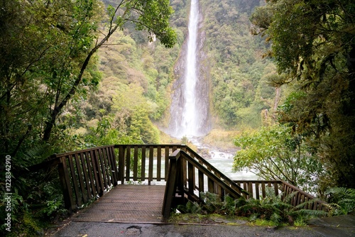 Konstfotografi Thunder Creek Falls in Mount Aspiring National Park, New Zealand