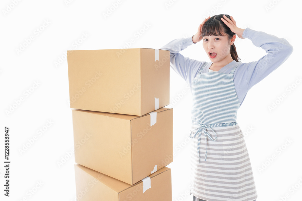 引っ越しをする若い女性 引っ越しをする若い女性