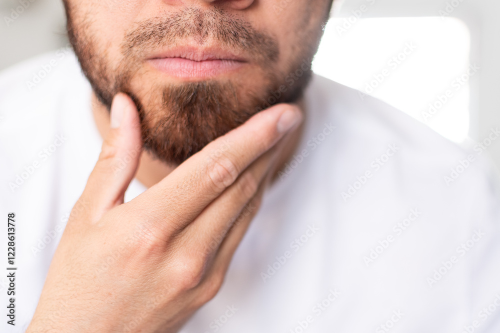 Close up de joven apuesto con barba. Cuidado facial Close up de joven apuesto con barba. Cuidado facial