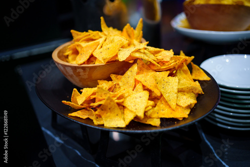 Plato negro con abundantes nachos