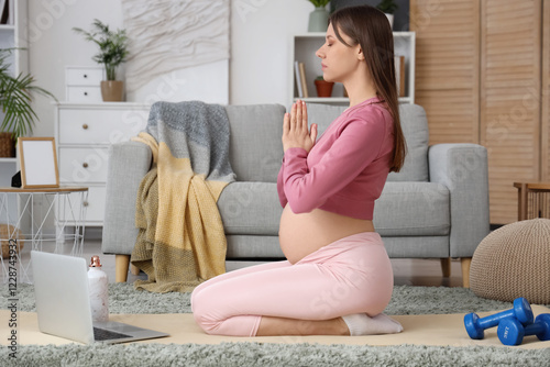 Sporty pregnant woman with ...