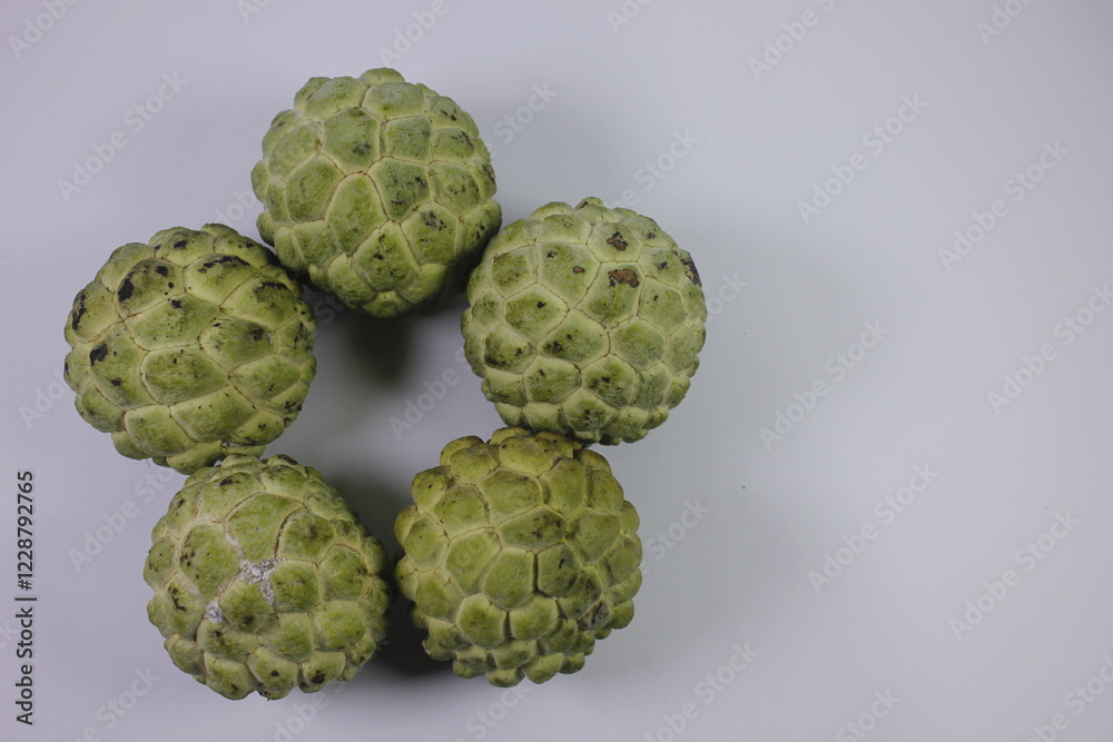 Obraz premium Isolated photo of Srikaya fruit. It has a sweet taste and there are lots of seeds