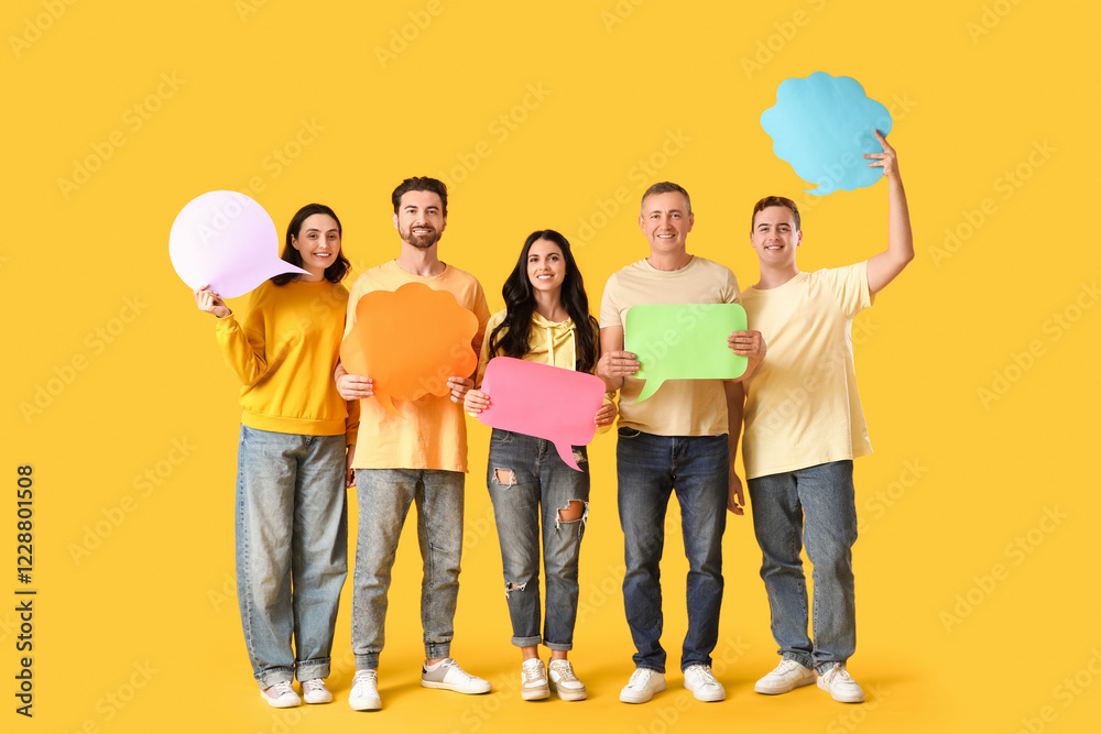 Naklejka premium Group of people with blank speech bubbles on yellow background