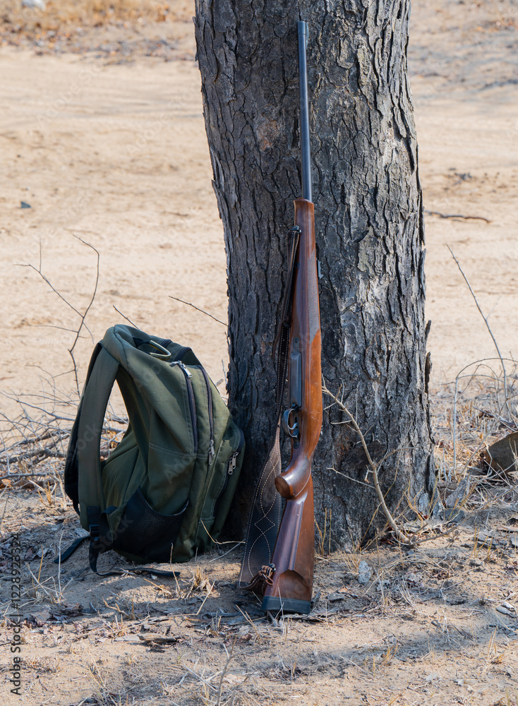 Rucksack und Gewehr zur Absicherung bei einem Safari Busch Walk im Krüger National Park - Kruger Nationalpark Südafrika