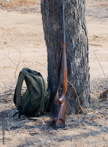 Obraz na płótnie Rucksack und Gewehr zur Absicherung bei einem Safari Busch Walk im Krüger National Park - Kruger Nationalpark Südafrika w salonie