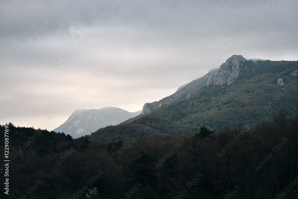 Fototapeta premium Monts à la tombée de la nuit