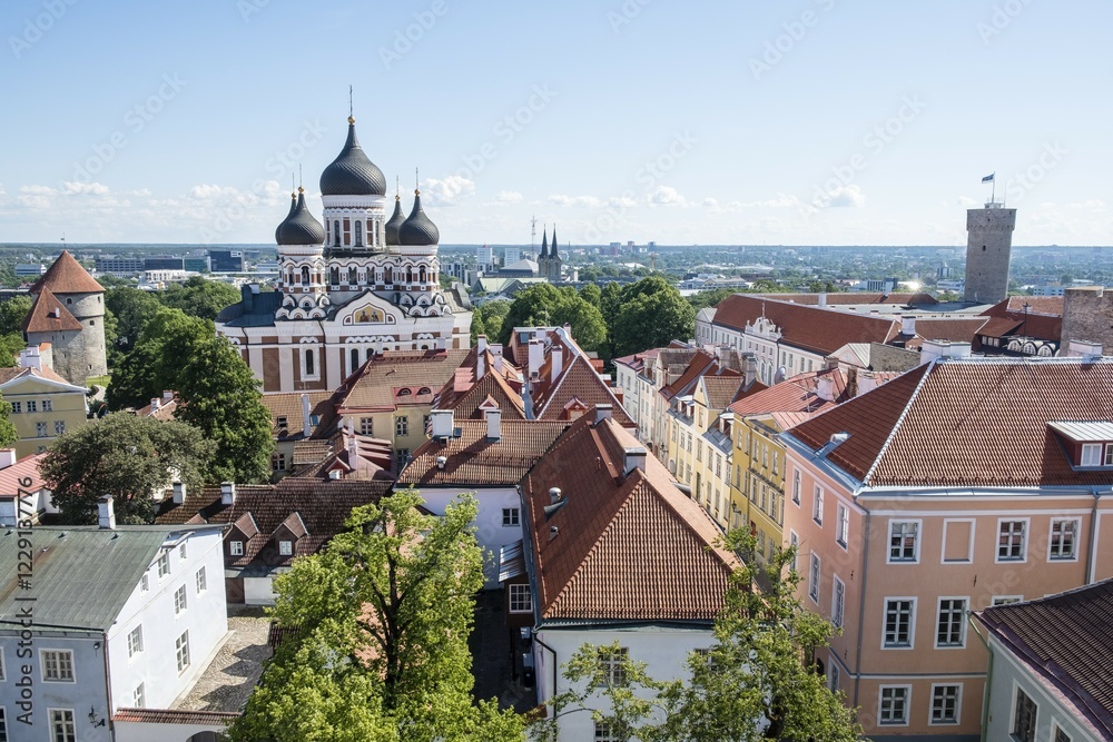 Obraz premium Upper town with Alexander Nevski Cathedral, Aleksander Nevski Cathedral, view from the tower of Toomkirik Cathedral, Tallinn, Estonia, Europe