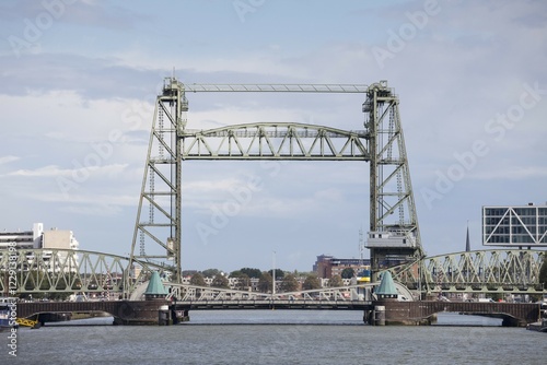 Foto De Hof, former railway bridge and industrial monument, Nieuwe Maas river, Rotter