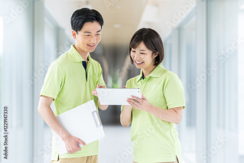 タブレットを持つ若い介護スタッフ photo