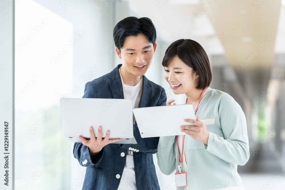 オフィスで働くエンジニアのスタッフ