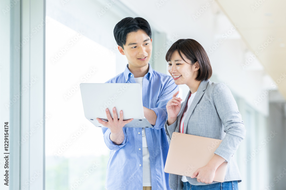 オフィスで働く若いビジネスマン オフィスで働く若いビジネスマン
