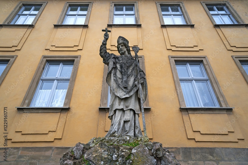 Obraz premium Standing figure of Bishop Otto I of Bamberg, Ottoplatz square, Bamberg, Upper Franconia, Bavaria, Germany, Europe