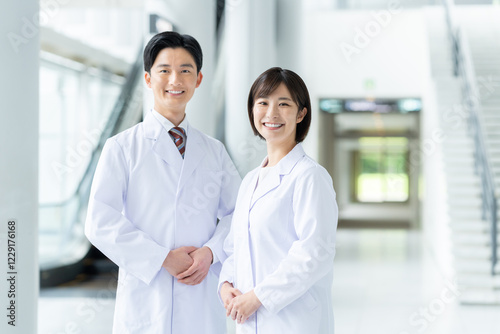 Foto 白衣の若い男女