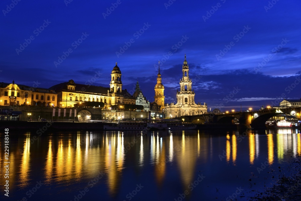 Obraz premium Old town at night, terrace bank, court church, residential palace and Elbe with water reflection, Dresden, Saxony, Germany, Europe