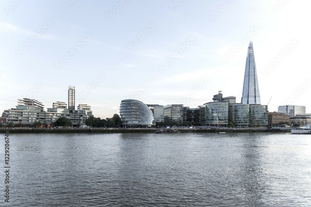 Naklejka premium Thames with City Hall and Skyscraper The Shard, London, Great Britain