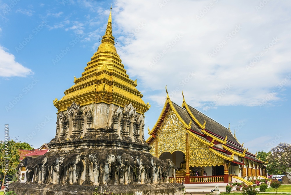 Fototapeta premium Chedi with elephant statues, Wat Chiang Man, Buddhist temple, Chiang Mai, Chiang Mai Province, Northern Thailand, Thailand, Asia