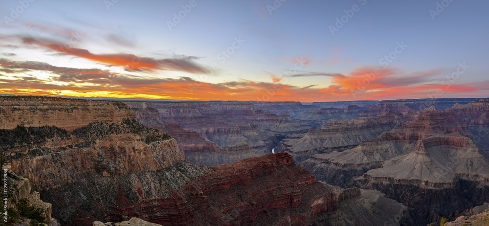 Fototapeta premium Gorge of the Grand Canyon at sunset, Colorado River, view from Hopi Point, eroded rock landscape, South Rim, Grand Canyon National Park, near Tusayan, Arizona, USA, North America