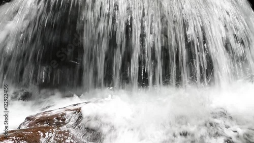 段差を落ちて水しぶきを上げる川の流れ