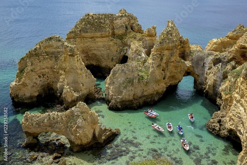 Foto Excursion boats on the rocky coast near Lagos, Algarve, Portugal, Europe