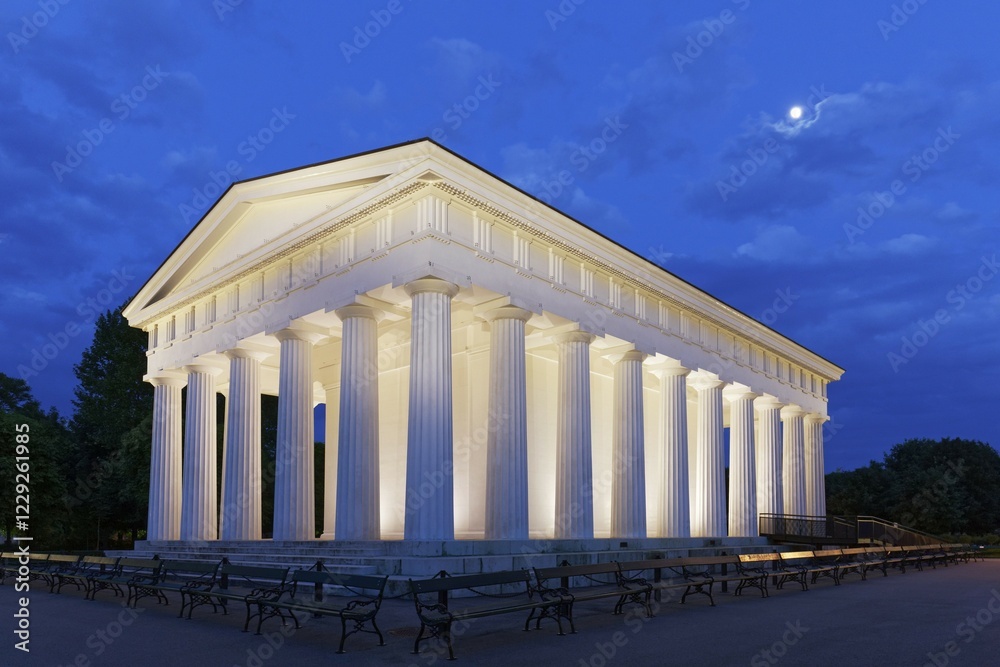 Obraz premium Theseus temple in Volksgarten, illuminated, Wiener Ringstraße, 1st District, Vienna, Austria, Europe