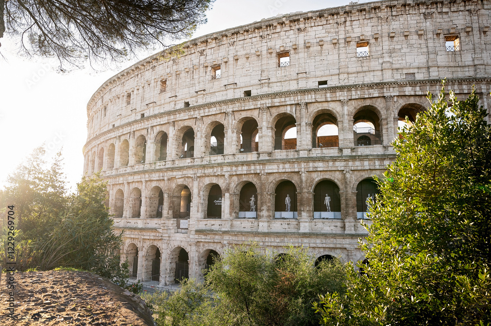 Obraz premium The Colosseum in Rome bathed in warm golden sunlight