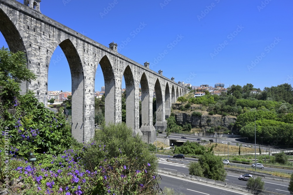 Obraz premium 18th century historical Aqueduct of the Free Waters or Águas Livres Aqueduct, Lisbon, Portugal, Europe