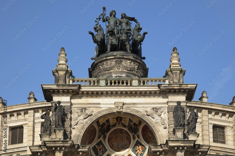 Obraz premium Quadriga above the main portal, Semper Opera, Dresden, Saxony, Germany, Europe