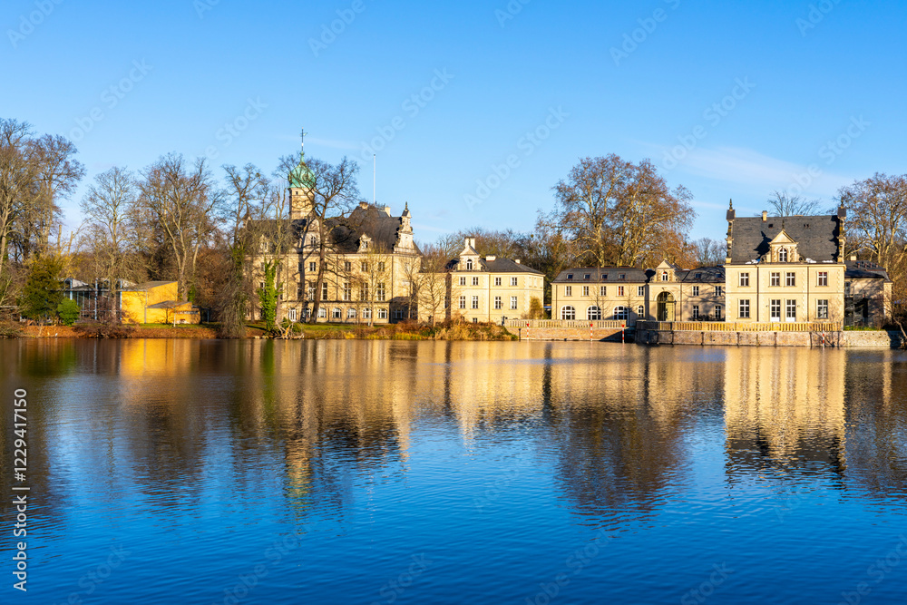 Fototapeta premium Jagdschloss Glienicke mit dem sozialpädagogischen Fortbildungsinstitut an der Glienicker Lake, Potsdam, Brandenburg, Deutschland